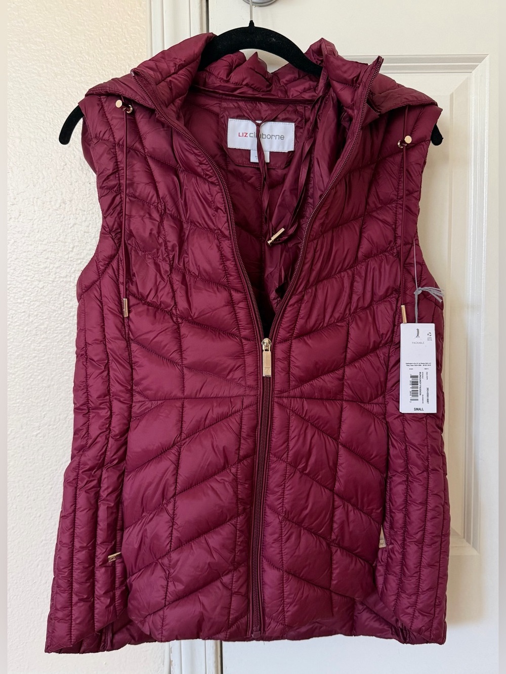 Liz Claiborne Quilted Hooded Vest with packable hood in Burgundy Passion Size S